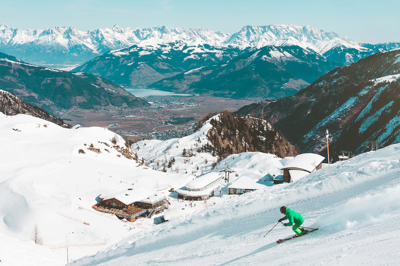 Skiër skiet naar beneden met mooi uitzicht