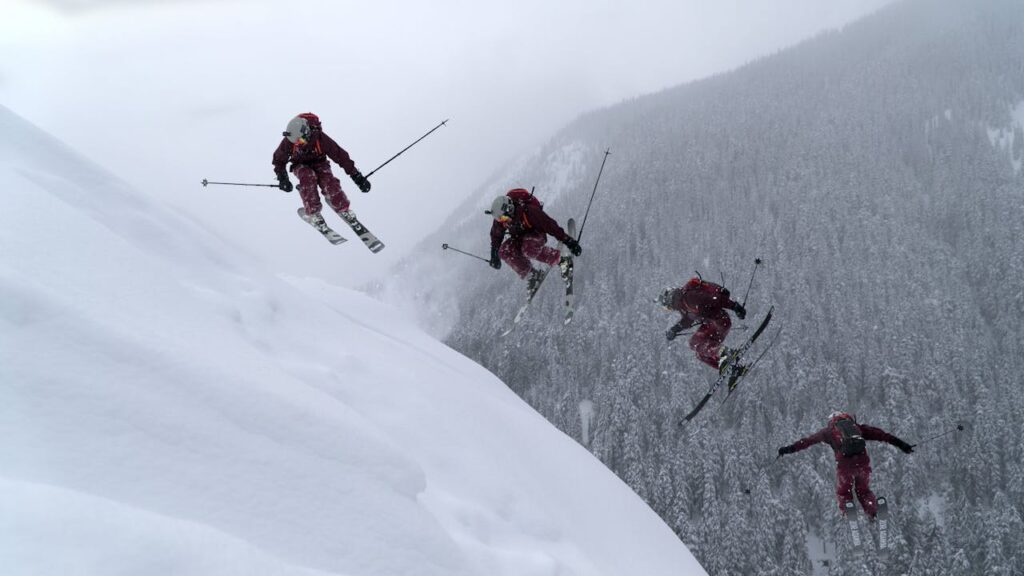 Skiër doet truc van berg
