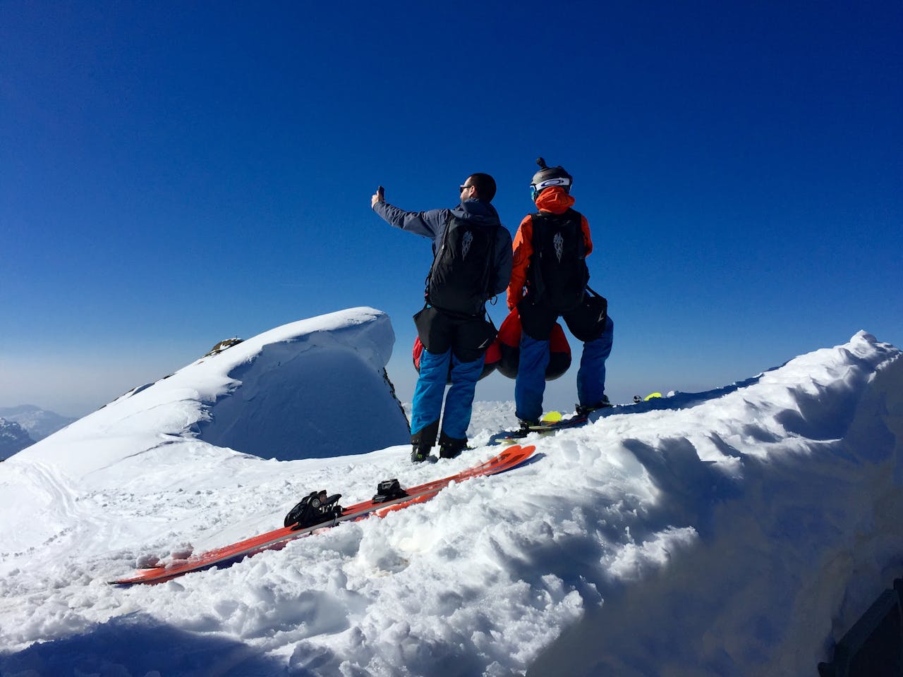 Twee skiërs maken selfie op bergtop